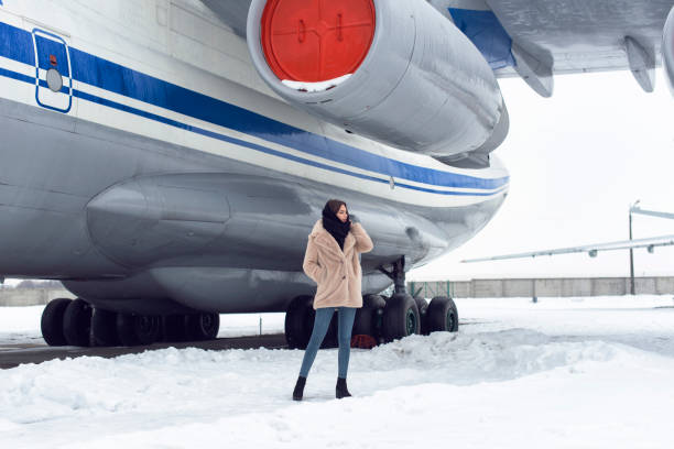 turista chica en invierno en el aeropuerto - 6646 fotografías e imágenes de stock