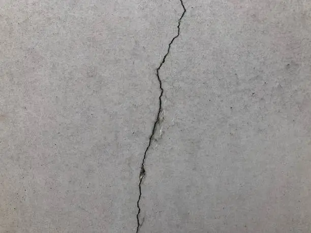 Vertical Crack on the wall
