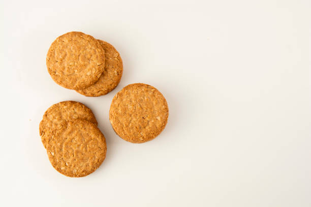 galleta de avena aislada en blanco. galletas redondas saludables. - oat wheat oatmeal cereal plant fotografías e imágenes de stock