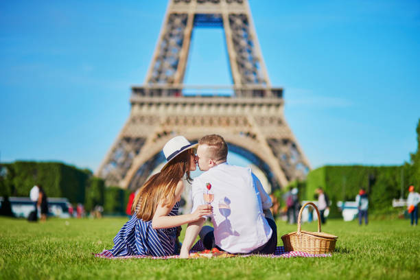 istock Couple having picnic near the Eiffel tower in Paris 1133783991