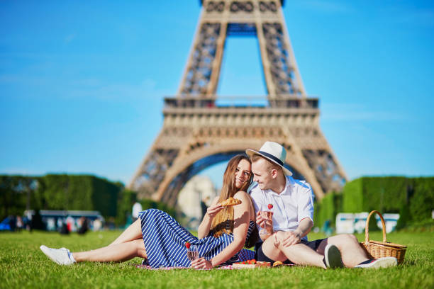 istock Couple having picnic near the Eiffel tower in Paris 1133783996