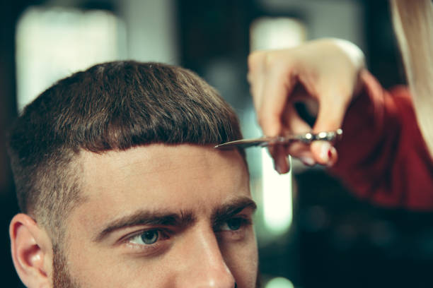 cliente durante barba rasatura in barbiere - men hairdresser human hair hairstyle foto e immagini stock