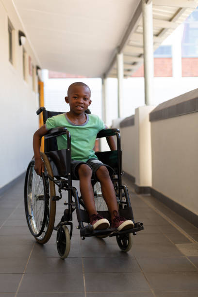 colegial discapacitado mirando cámara en pasillo - physical impairment smiling front view looking at camera fotografías e imágenes de stock