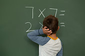 schuljunge-der-mathematik-auf-greenboard-in-einem-klassenzimmer-macht.jpg?b=1&s=170x170&k=20&c=7IfTbCXYm1gI0NUjq9A9j4fPMG-T-NG84Pr7EZ3tvJ0=