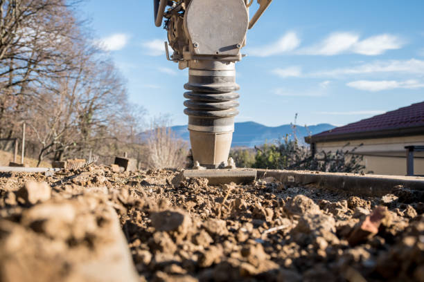 man vergleicht boden mit vibratory rammer tamper auf hausbaustelle - weight training audio stock-fotos und bilder