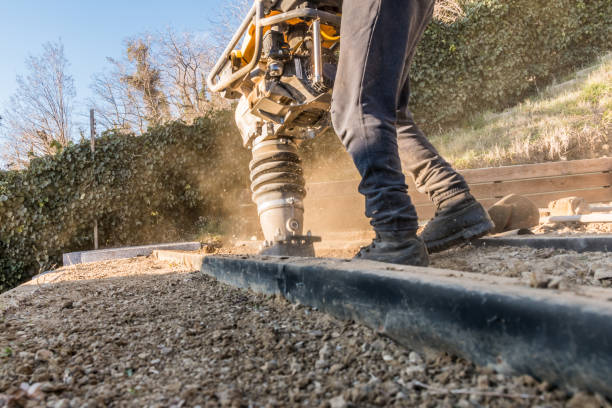 uomo compattare il terreno con manomissione rammer vibrante sul cantiere domestico - jumping jack compactor foto e immagini stock