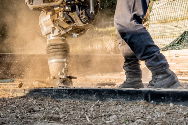 man vergleicht boden mit vibratory rammer tamper auf hausbaustelle - weight training audio stock-fotos und bilder