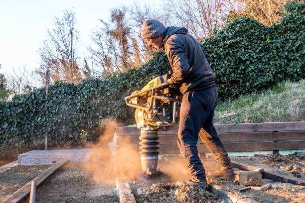 土壌のコンパクト化のための用装填棒タンパー (跳躍ジャッキ) を使用している男 - front or back yard dirt occupation working ストックフォトと画像