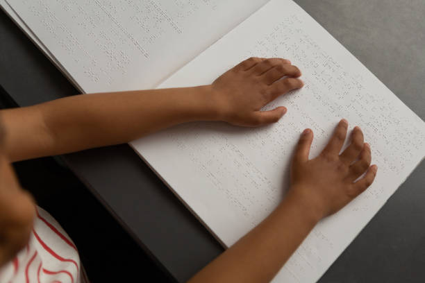 blind skolpojke händer att läsa en punkt skrift bok i klass rummet - school bench above bildbanksfoton och bilder