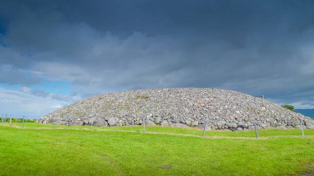 góra kamieni na cmentarzu carrowmore w irlandii - carrowmore zdjęcia i obrazy z banku zdjęć