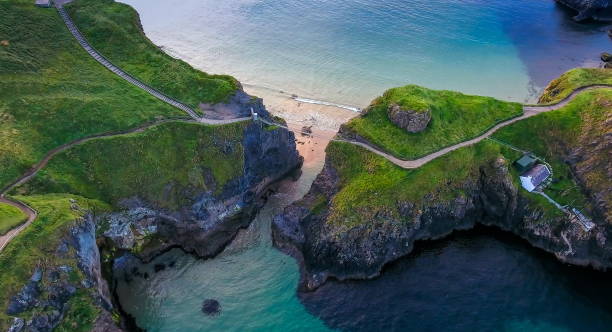 the rope bridge connecting the two cliffs in northern ireland - northern ireland imagens e fotografias de stock