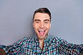 nahe-foto-attraktiver-erstaunlicher-macho-er-ihn-sein-mann-arm-hand-handy-smartphone-machen.jpg?b=1&s=170x170&k=20&c=dp0J_odih2oZjWwRG4ReiyrJY0h2NNlYbQ2YBX0XZQc=