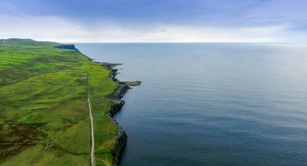 das schöne meer vor der klippe des moher - republic of ireland cliffs of moher cliff galway stock-fotos und bilder