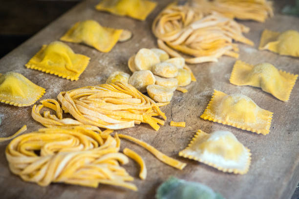 italienische frische pasta und tortellini ravioli - traditional foods stock-fotos und bilder