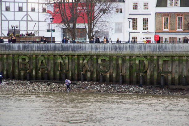 rio tamisa com uma vista do globo de shakespeare e da rotulação do bankside, londres - shakespeare and company - fotografias e filmes do acervo