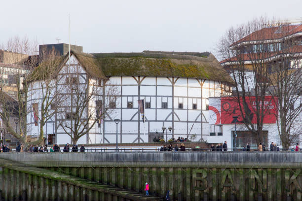 rio tamisa com uma vista do globo de shakespeare, londres - shakespeare and company - fotografias e filmes do acervo