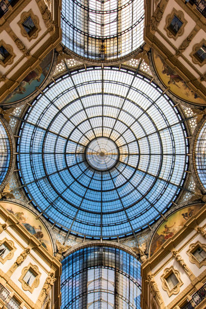 intérieur de la galerie vittorio emanuele ii sur la place duomo, dans le centre-ville de milan, italie - dome milan italy architectural feature italy photos et images de collection