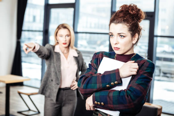 giovane tirocinante che si sente emotività dopo non aver ricevuto il lavoro - overemotional foto e immagini stock