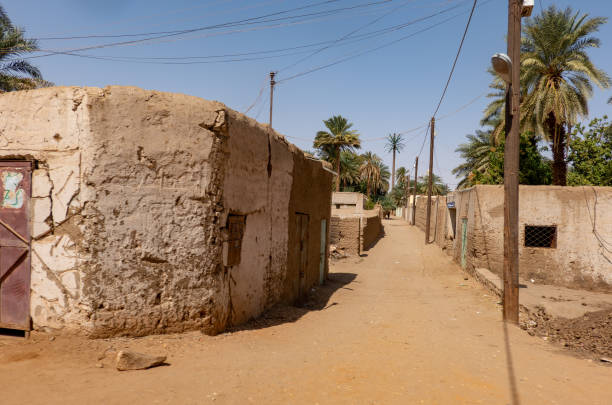 estrada não pavimentada vazia só em uma vila no deserto de sudão, áfrica - poverty ugliness residential structure usa - fotografias e filmes do acervo