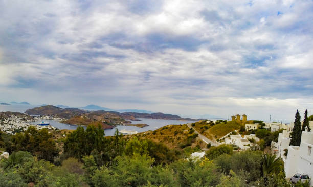 Greece, the origin the civilization. Landscape of the municipality of Santorini, which contains the inhabited islands of Santorini and Terasia and the uninhabited islands of New Cameni, Old Cameni, Aspronisi and Cristiana. Central region of Oia. vulcão stock pictures, royalty-free photos & images