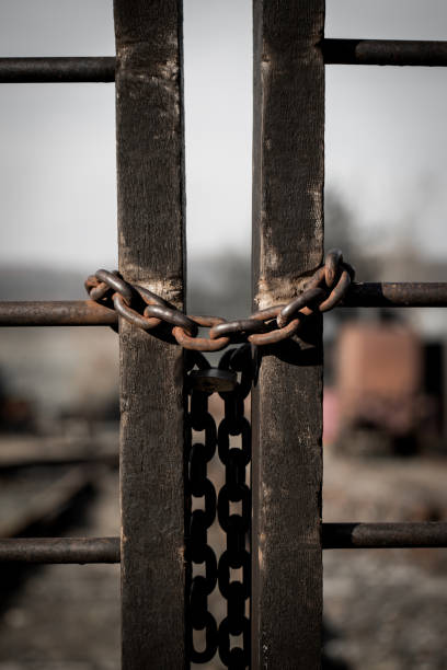 フェンスに鉄の鎖で錆びた古い南京錠 - fusty ストックフォトと画像