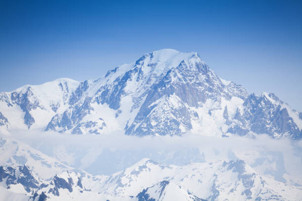 schöne aussicht auf schnee mont blanc gipfel und wolken - mont blanc ski slope european alps mountain range stock-fotos und bilder