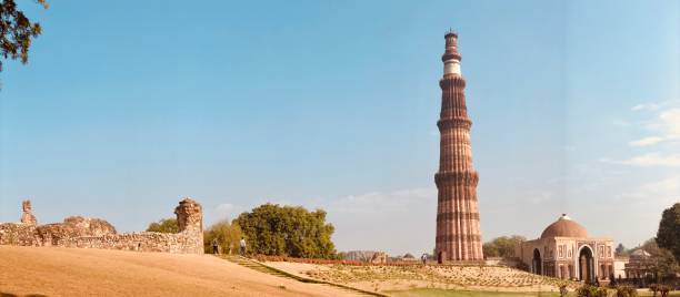 クトゥブミナール化合物 - nobody india sandstone column ストックフォトと画像