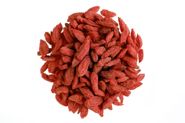 hierba china-baya de goji, wolfberry aislado en blanco - wolfberry fotografías e imágenes de stock