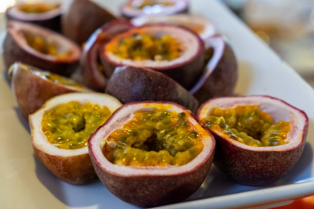 passion fruit in the white plate - fressness imagens e fotografias de stock