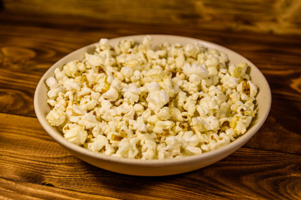 piatto in ceramica con popcorn su tavolo in legno - 5547 foto e immagini stock