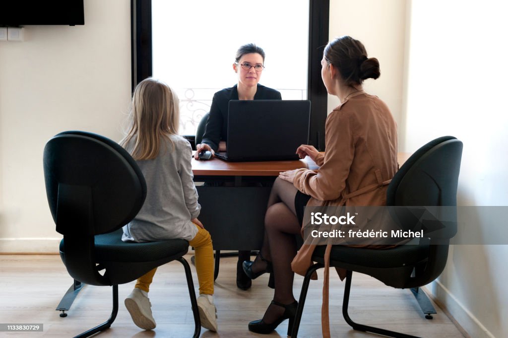 una madre e una figlia a scuola parlare - Foto stock royalty-free di Genitori