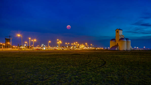 crepúsculo/hora azul com lua do sangue em playa san jose de encarnacion em paraguai. - factory night skyline sky - fotografias e filmes do acervo