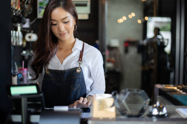 asian women barista smiling and using coffee machine in coffee shop counter - working woman small business owner food and drink cafe concept - restaurant food food and drink industry food service occupation imagens e fotografias de stock