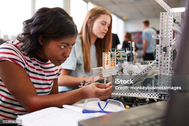 Dos Mujeres Universitarios Estudiantes De Construcción De La Máquina En La Ciencia Robótica O Clase De Ingeniería Foto de stock y más banco de imágenes de STEM - Tema