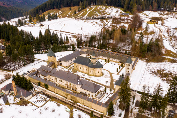 monastero rumeno, di putna (patrimonio unesco) - moldavia europa orientale foto e immagini stock