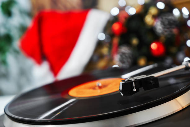 imagem do natal. reprodutor de discos do vinil da plataforma giratória. tecnologia de som para dj para misturar & tocar música. - red bauble audio - fotografias e filmes do acervo