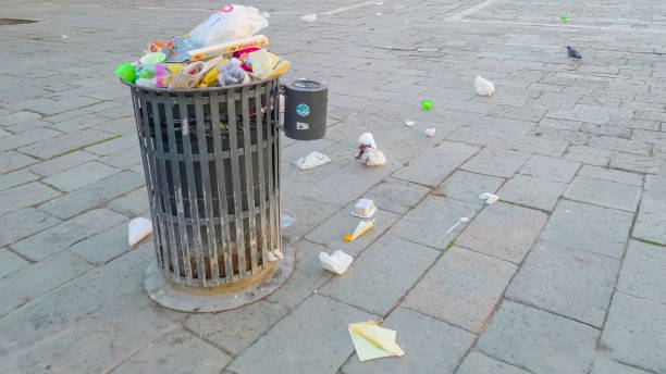 istock Some garbage scattered on the streets in Venice 1133836890