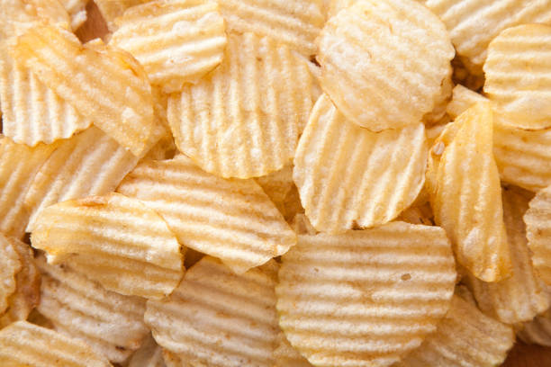knusprige kartoffelchips - potato chip stock-fotos und bilder