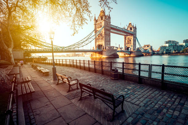 a boulevard next to the river thames - london england morning sunlight tower bridge imagens e fotografias de stock