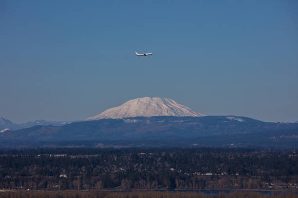 istock Mt. st helens view from Portland 1133849293