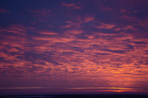 небо в розовых фиолетовых цветах до восхода солнца - пространство стоковые фото и изображения