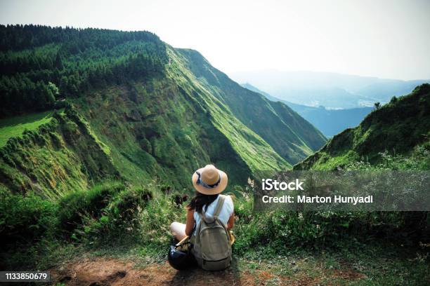 Woman Traveler In Azores - Fotografias de stock e mais imagens de Natureza - Natureza, Arquipélago dos Açores, Mulheres