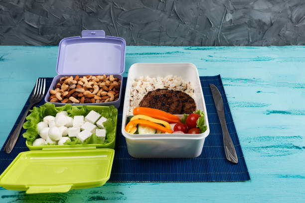 食欲をそそる食べ物と軽い木製のテーブルのランチボックス - lunch box packed lunch school lunch lunch ストックフォトと画像