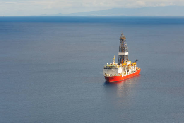 offshore-öl-und gasbohrschiff, blauer meerhintergrund, luftblick - drillship stock-fotos und bilder