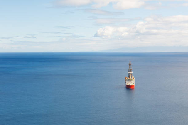 offshore-öl-und gasbohrschiff, blauer meerhintergrund, luftblick - drillship stock-fotos und bilder