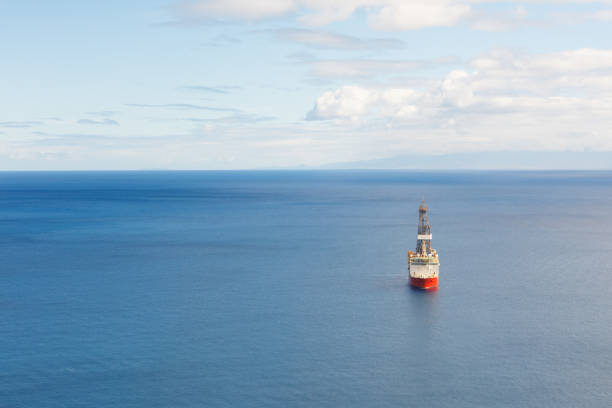 forage pétrolier et gazier offshore, fond bleu de la mer, vue aérienne - drillship photos et images de collection
