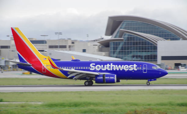 southwest airlines boeing 737 en lax - southwest usa fotografías e imágenes de stock