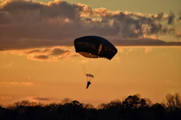 일몰 낙하산 병 - us military helicopter sunset armed forces 뉴스 사진 이미지