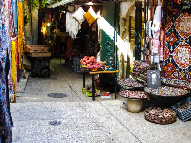 città di gerusalemme, mercato di gerusalemme, negozi di cibo e stracci. - spice market israel israeli culture foto e immagini stock