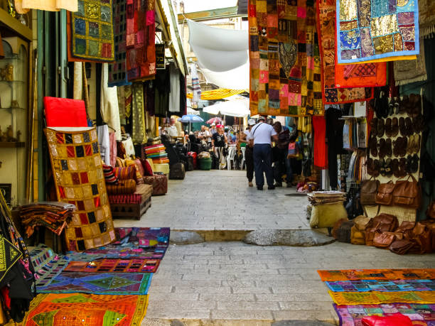 jerozolimskie, jerozolimskie, sklepy z żywnością i szmatami. - east spice middle market zdjęcia i obrazy z banku zdjęć